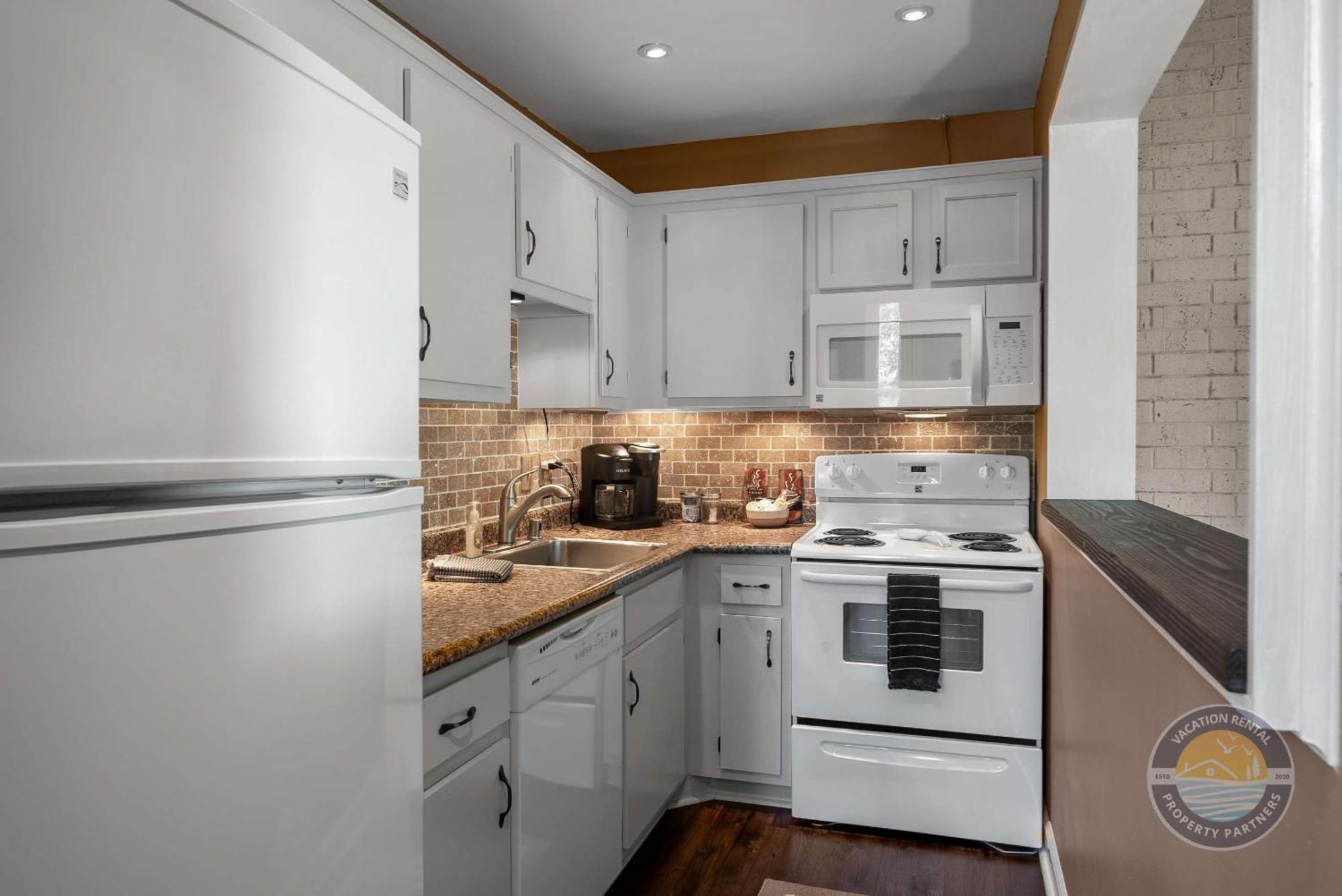 New Lake Como Condo With Lake Views Lake Geneva Exteriör bild